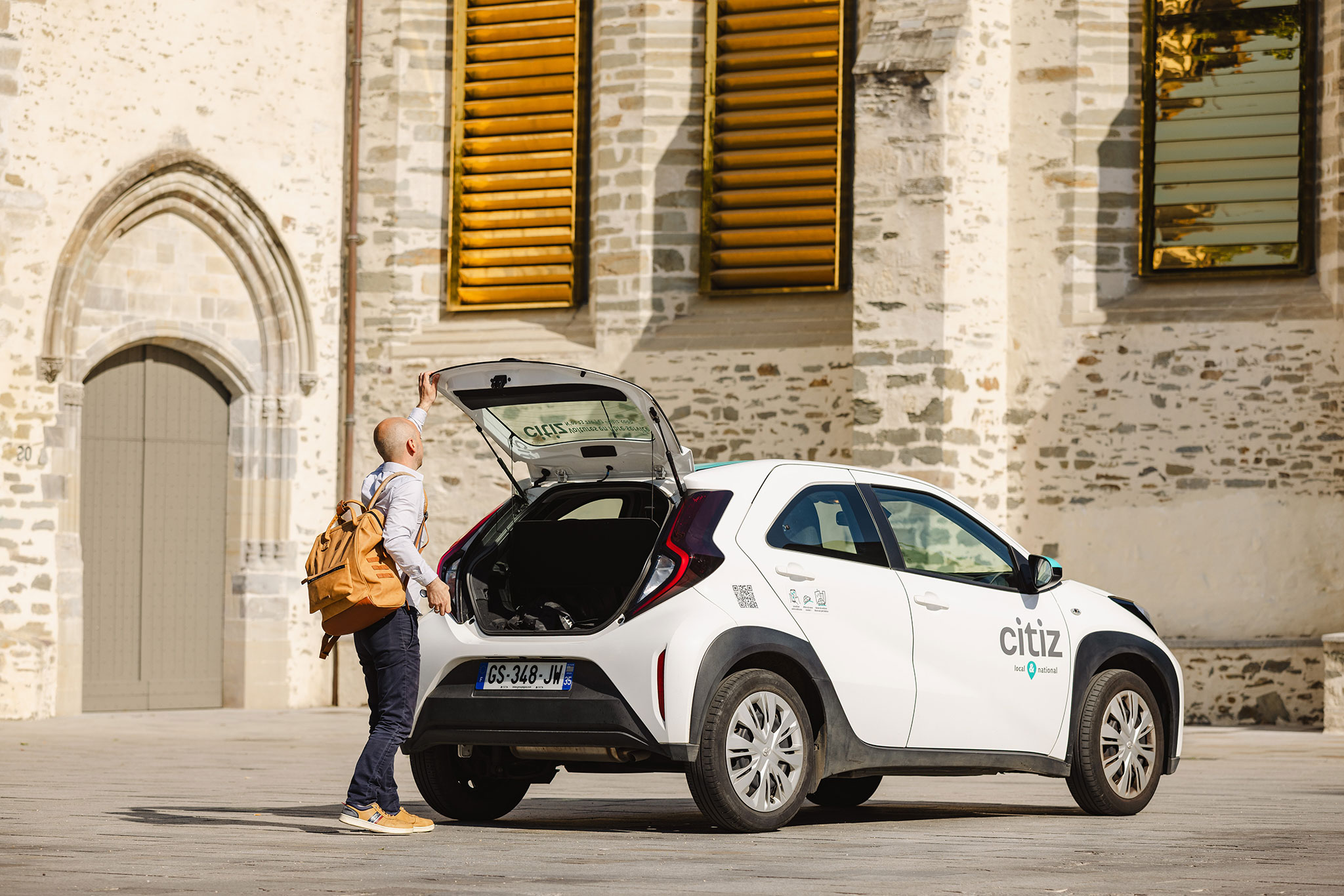 Photo d'une Citiz avec un utilisateur qui ferme le coffre